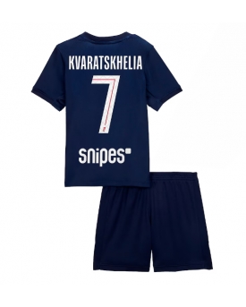 Billige Fotballdrakt Paris Saint-Germain Khvicha Kvaratskhelia #7 Replika Hjemmedraktsett Barn 2025-26 Kortermet (med bukser)